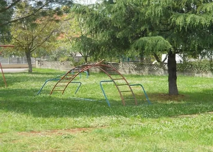 In Pore With Swimming Pool Πόρετς