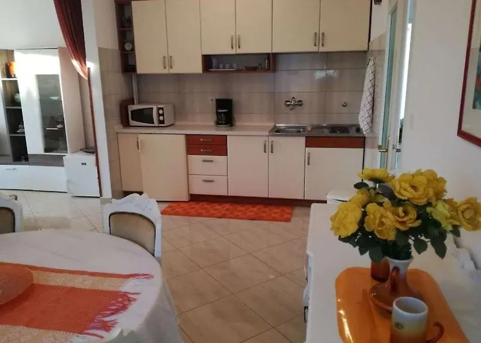 In Pore With Swimming Pool Πόρετς