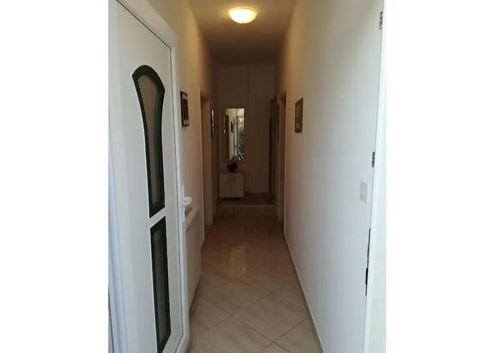 In Pore With Swimming Pool * Πόρετς